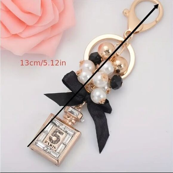 Luxurious No.5 Paris Pearl Keychain Bag Charm - Picture 2 of 2